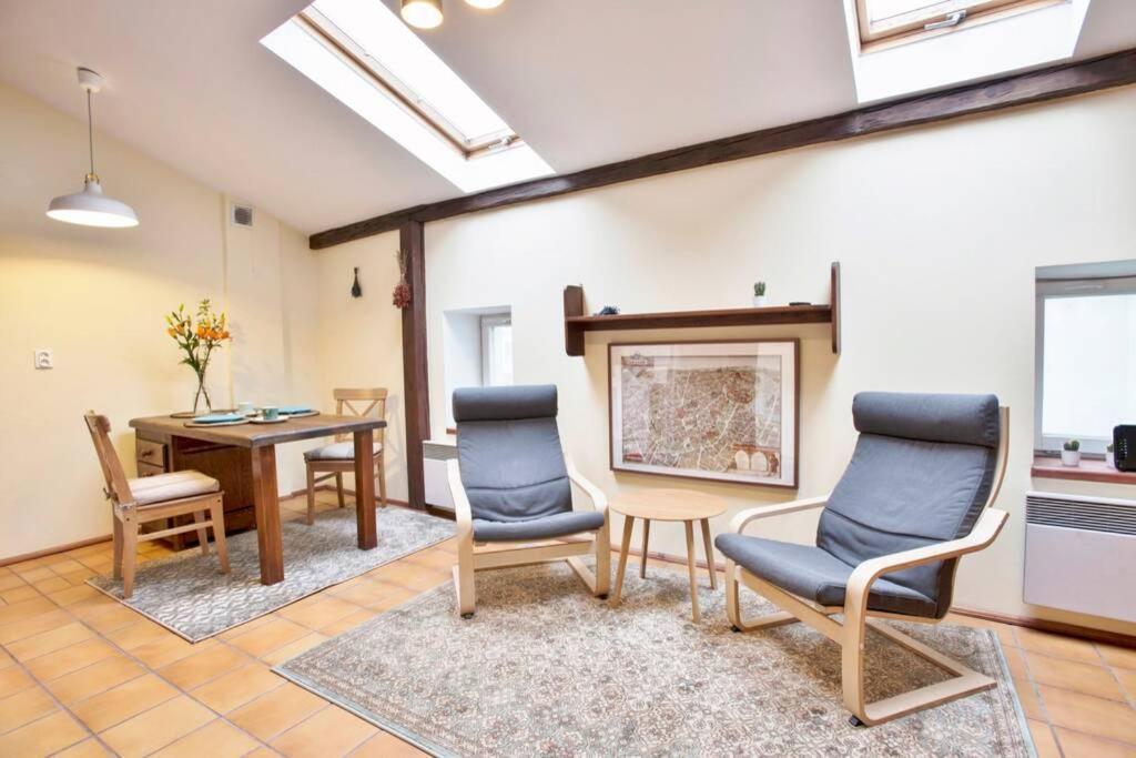 Bright Loft In Amazing Location Apartment *