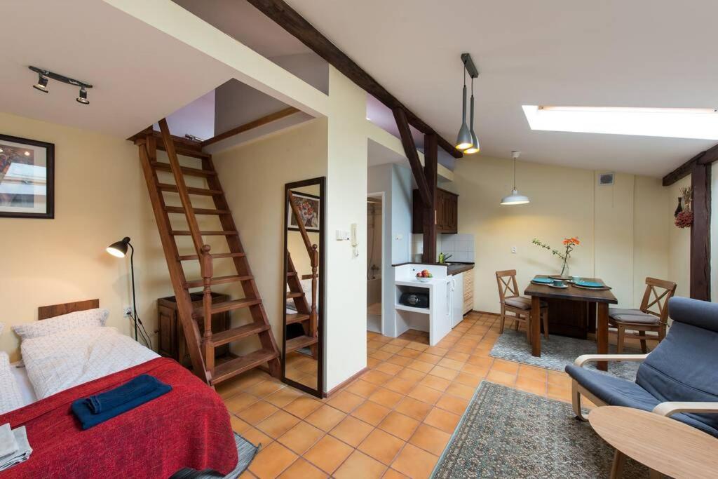 Bright Loft In Amazing Location Apartment *